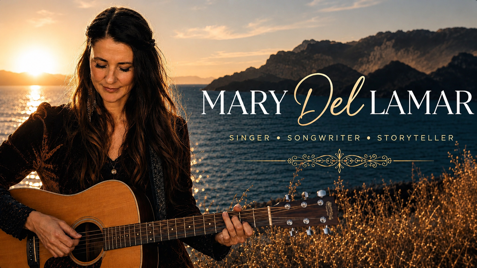 Kvinde spiller akustisk guitar ved havet i solnedgang, med bjergsilhuetter og tekst Mary Del Lamar.